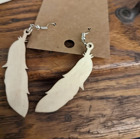 Pretty wood feather 🪶 shaped earrings - Picture 6 of 6